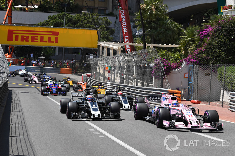 Sergio Perez, Force India VJM10 and Romain Grosjean, Haas VF-17 at the start of the race