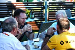 Christian Horner, jefe de equipo de carreras de Red Bull con el Dr. Helmut Marko, asesor de Red Bull Motorsport; Jérôme Stoll, Renault Sport F1 Presidente; y Cyril Abiteboul, Managing Director de Renault Sport F1