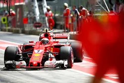 Kimi Raikkonen, Ferrar, stops in his pit