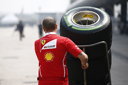 Miembros del equipo Ferrari con neumáticos Pirelli