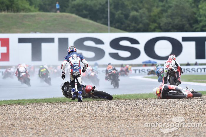 Caída de Jules Danilo, Marinelli Rivacold Snipers, Maria Herrera, AGR Team al comienzo de la carrera