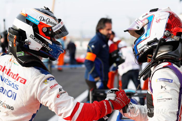 Ganador de la carrera  Felix Rosenqvist, Mahindra Racing, celebra con Sam Bird, DS Virgin Racing,