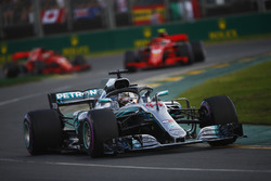 Lewis Hamilton, Mercedes AMG F1 W09, Kimi Raikkonen, Ferrari SF71H, en Sebastian Vettel, Ferrari SF7