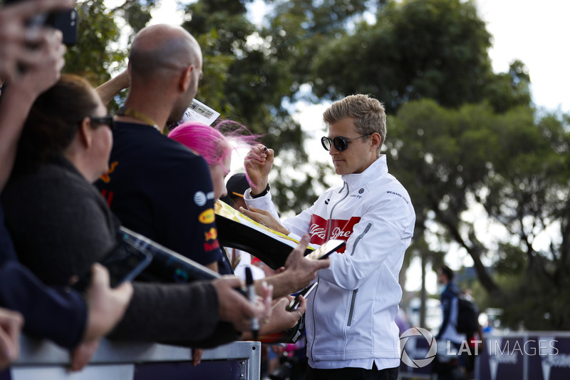 Marcus Ericsson, Sauber, signs autographs for fans