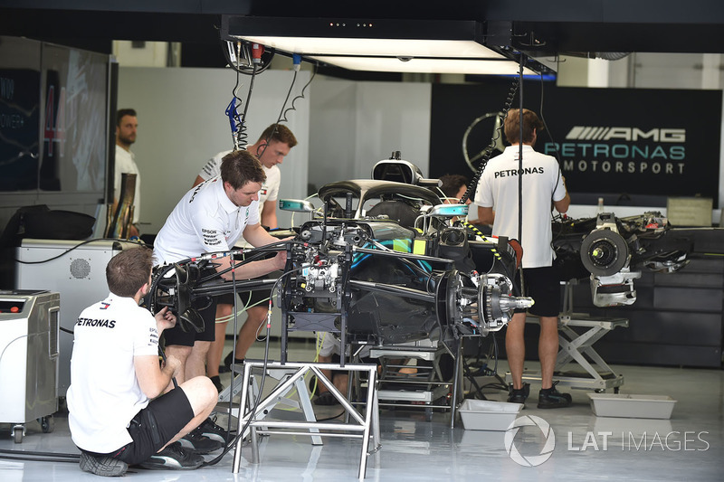 Mercedes-AMG F1 W09 dans le garage