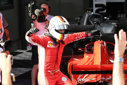 Il vincitore della gara Sebastian Vettel, Ferrari festeggia nel parco chiuso