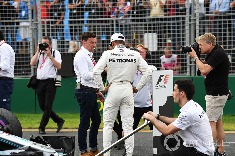 Lewis Hamilton, Mercedes-AMG F1 talks with Will Buxton, in parc ferme