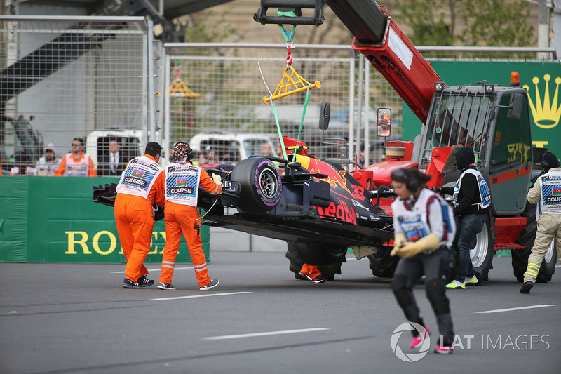 El auto chocado de Max Verstappen, Red Bull Racing RB14