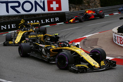 Carlos Sainz Jr., Renault Sport F1 Team R.S. 18, leads Nico Hulkenberg, Renault Sport F1 Team R.S. 18 and Max Verstappen, Red Bull Racing RB14