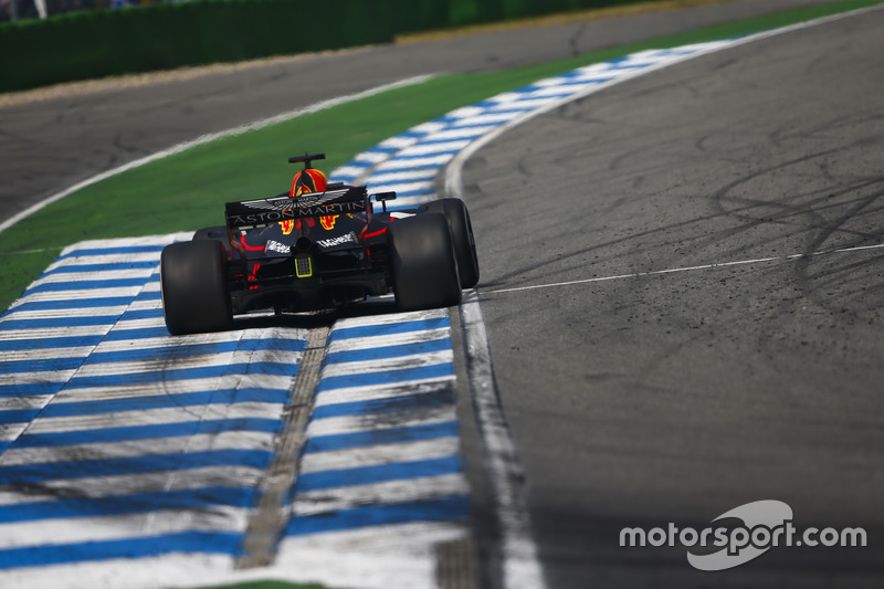 Ricciardo reports loss of power