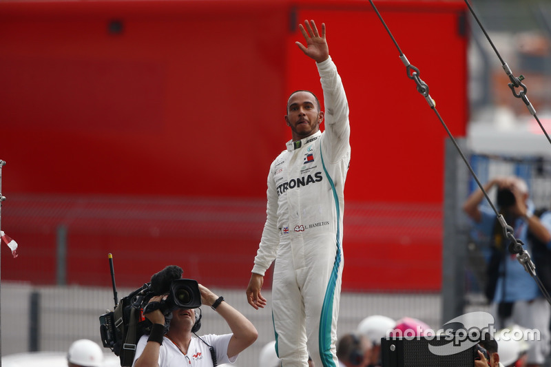 Lewis Hamilton, Mercedes AMG F1, fête sa victoire dans le Parc Fermé