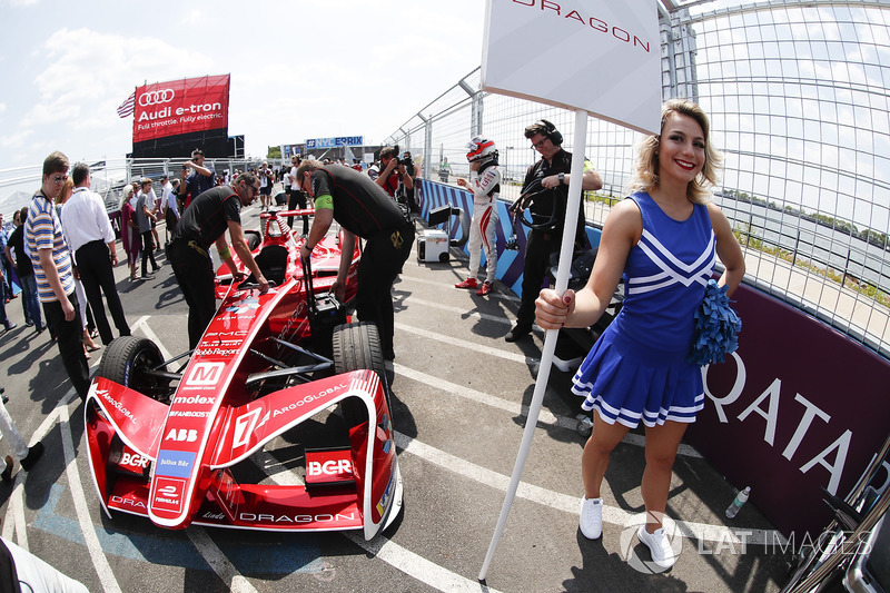 The car of Jérôme d'Ambrosio, Dragon Racing, on the grid