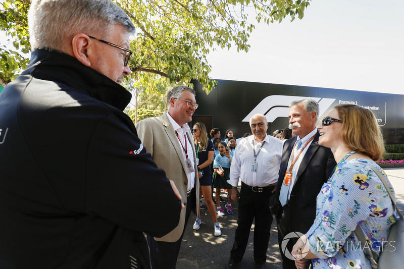 Ross Brawn, Managing Director del Motorsport, FOM, e Chase Carey, Chairman, Formula Uno, incontrano degli ospiti