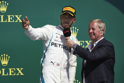Lewis Hamilton, Mercedes AMG F1, viene intervistato da Martin Brundle, sul podio