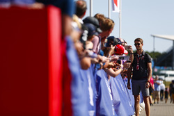 Romain Grosjean, Haas F1 Team, firma autógrafos para fanáticos