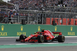 Kimi Raikkonen, Ferrari SF71H, prende la bandiera a scacchi