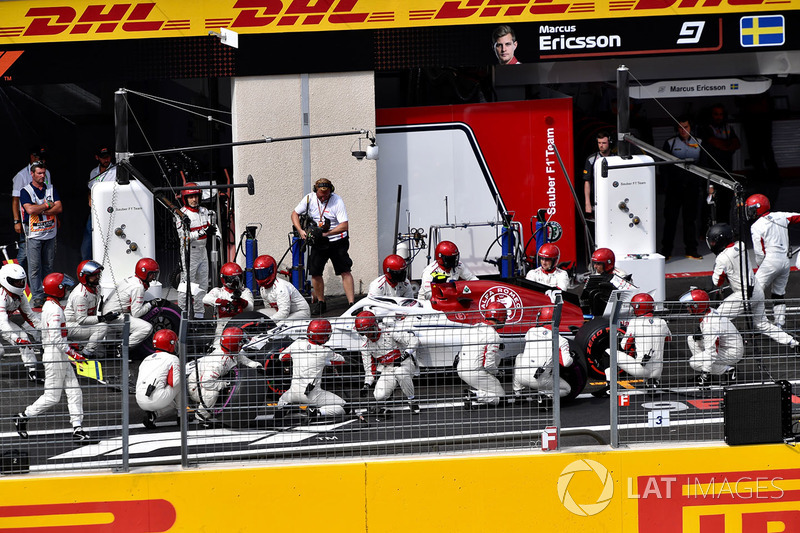 Charles Leclerc, Sauber C37, pit stop