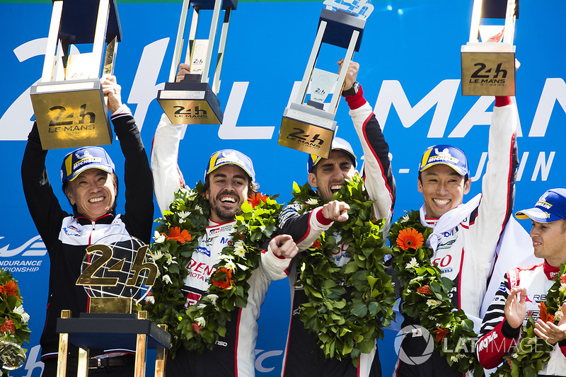 Podio general: Sébastien Buemi, Kazuki Nakajima, Fernando Alonso, Toyota Gazoo Racing