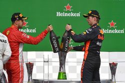 Sebastian Vettel, Ferrari et Max Verstappen, Red Bull Racing sur le podium avec du champagne