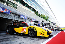 #66 JMW Motorsport Ferrari F488 GTE: Liam Griffin, Alex MacDowall, Miguel Molina