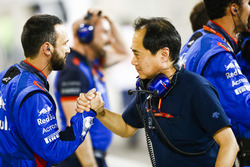 Toyoharu Tanabe, F1 Technical Director, Honda, celebrates a good result with Toro Rosso team mambers