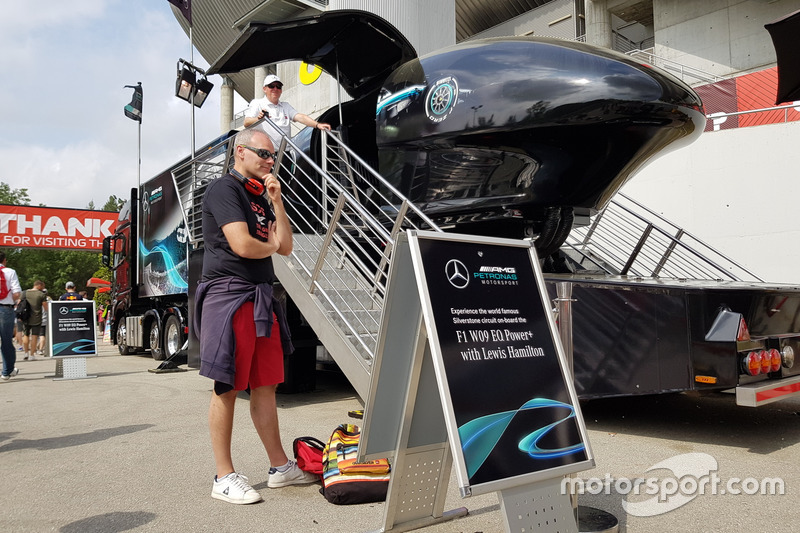 Mengitari satu putaran Silverstone bersama Lewis Hamilton