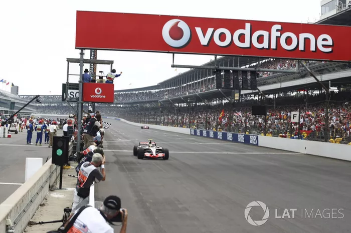 Lewis Hamilton, McLaren MP4-22, toma la bandera a cuadros