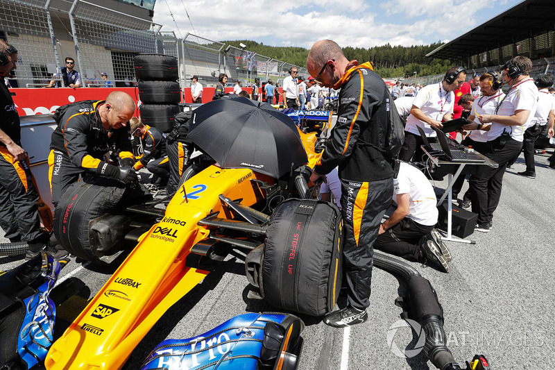 Mekanik McLaren tengah mengerjakan mobil MCL33 milik Stoffel Vandoorne,