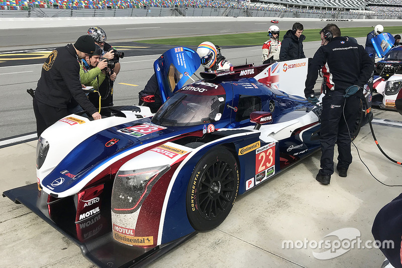 Fernando Alonso, United Autosports gets into the car for his first stint