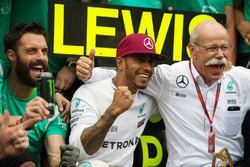 Переможець гонки Льюїс Хемілтон, Mercedes AMG F1 святкує разом з Дітером Цетше, Daimler AG CEO та ко