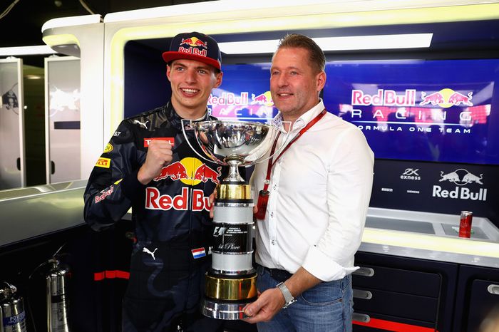 Max Verstappen celebra sua primeira vitória na F1 ao lado do pai Jos