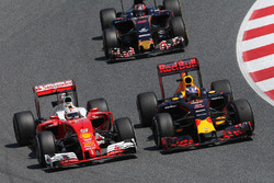 Daniel Ricciardo, Red Bull Racing RB12 and Sebastian Vettel, Ferrari SF16-H battle for position
