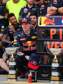 Ganador de la carrera Max Verstappen, Red Bull Racing celebra con el equipo