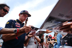Max Verstappen, Red Bull Racing firma de autógrafos para los fans