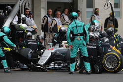 Lewis Hamilton, Mercedes AMG F1 W07 Hybrid hace una pit stop