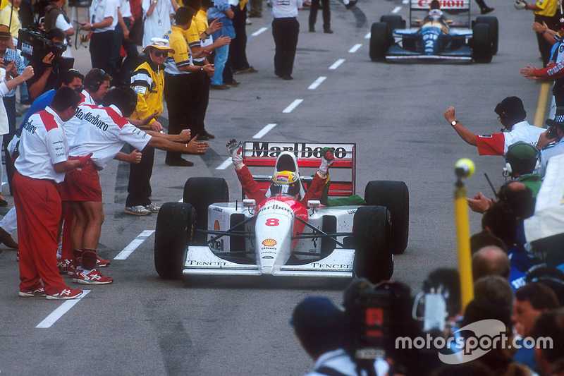 Ayrton Senna, McLaren celebra la 1ª posición en el camino el pit lane a parc ferme