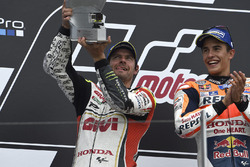 Podio: il vincitore Marc Marquez, Repsol Honda Team e il secondo classificato Cal Crutchlow, Team LC