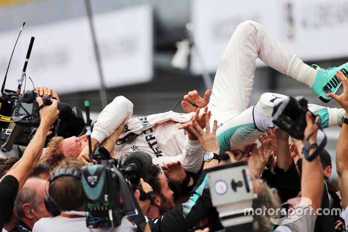 Ganador de la carrera Nico Rosberg, Mercedes AMG F1 celebra con el equipo en parc ferme