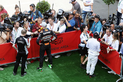 (L to R): Nico Rosberg, Mercedes AMG F1 and Fernando Alonso, McLaren with the media