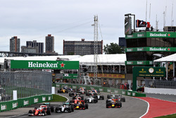 Sebastian Vettel, Ferrari SF16-H, précède Nico Rosberg, Mercedes AMG F1 W07, Lewis Hamilton, Mercedes AMG F1 W07, Daniel Ricciardo, Red Bull Racing RB12, Max Verstappen, Red Bull Racing RB12, et le reste du peloton au départ