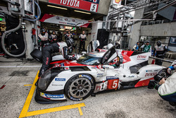 Піт-стоп і остання зміна пілотів #5 Toyota Racing Toyota TS050 Hybrid: Ентоні Девідсон, Себастьян Бу