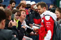 Sebastian Vettel, Ferrari firma autografi ai tifosi