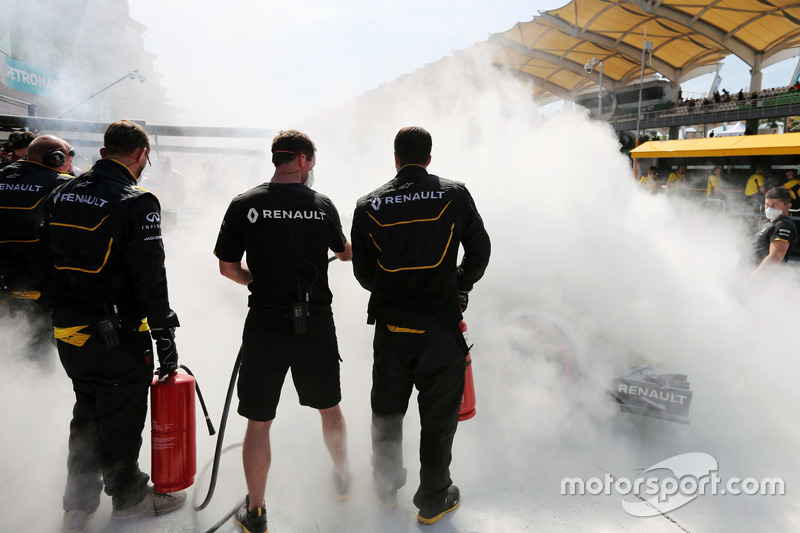 Feuer am Auto von Kevin Magnussen