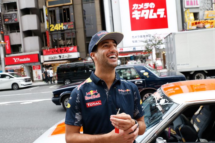 Daniel Ricciardo y Max Verstappen, Red Bull Racing conducen alrededor de Tokio en un coche de Bosozuko