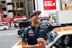 Daniel Ricciardo e Max Verstappen, Red Bull Racing guidano per Tokyo in una Bosozuko Car