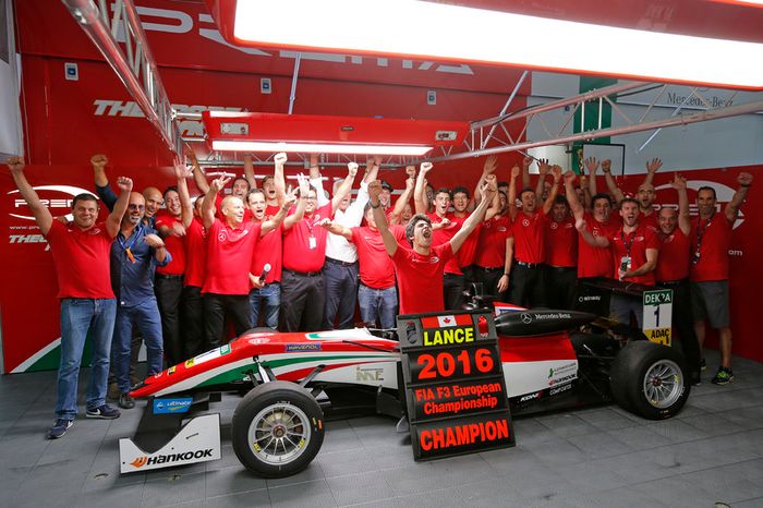 Cámpeon 2016 Lance Stroll, Prema Powerteam Dallara F312 – Mercedes-Benz celebr con el equipo