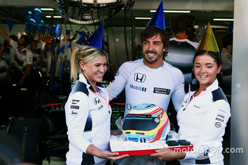 Fernando Alonso, McLaren celebrates his 35th birthday with a cake from the team