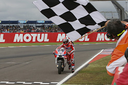 Andrea Dovizioso, Ducati Team empuja su moto a la meta