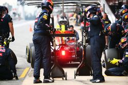 Daniel Ricciardo, Red Bull Racing RB12 practices a pit stop