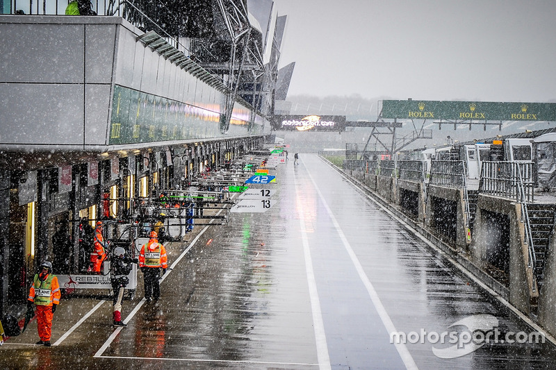 Nieve en el pitlane